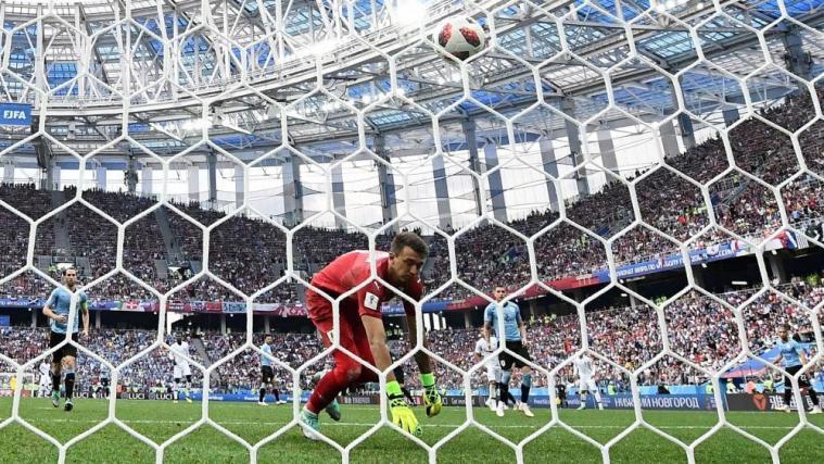 Ein zentraler Schuss von Antoine Griezmann rutschte Uruguays Torhüter Fernando Muslera durch die Finger ins Tor. © APA/afp / FRANCK FIFE