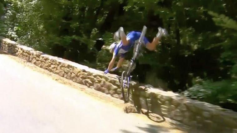 Philippe Gilbert stürzte über die Bordmauer einen Abhang hinunter. © Screenshot