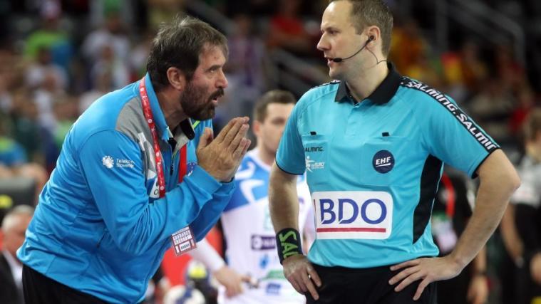 Sloweniens Coach Vujovic (l.) diskutierte vergeblich mit dem Schiedsrichter. (Foto: afp)
