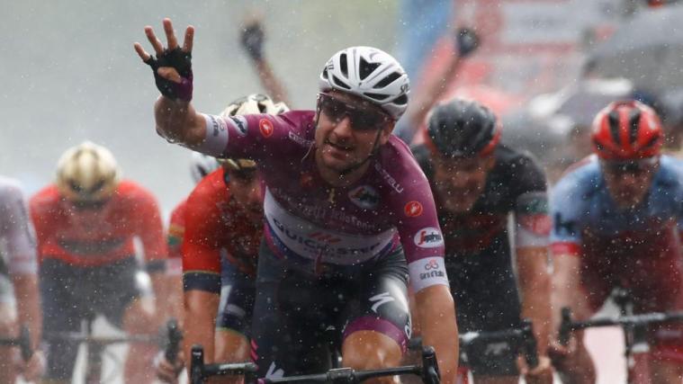 Elia Viviani zeigt es an: Vier Etappensiege hat er jetzt auf dem Konto. © APA/afp / LUK BENIES