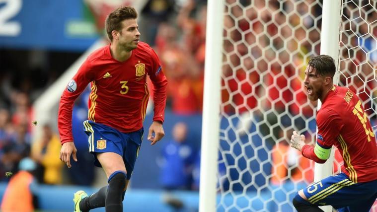Gerard Pique (links) und Sergio Ramos zählen zu den großen Stützen im spanischen Team. © APA/afp / NICOLAS TUCAT
