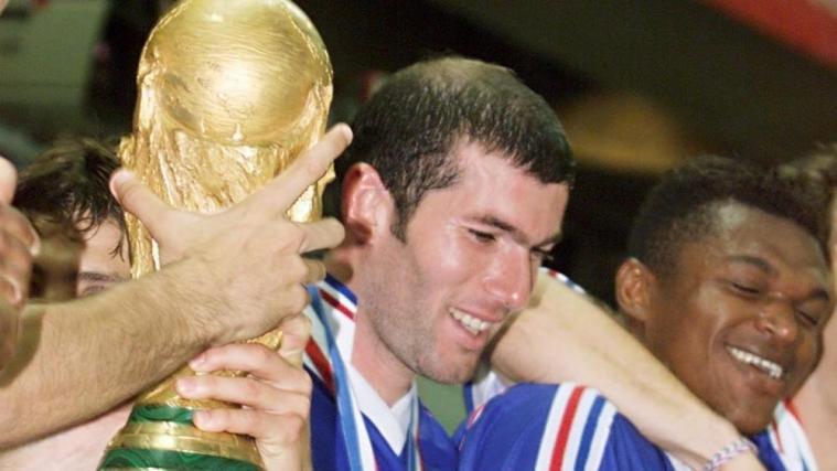 Zinedine Zidane mit dem weltpokal und seinem Teamkollegen Marcel Desailly. © AFP POOL / GABRIEL BOUYS