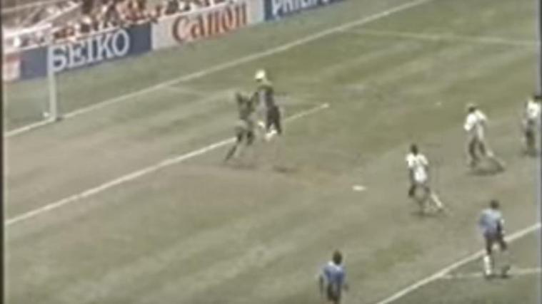 Der entscheinende Moment: Diego Maradona tippt kurz den Ball mit der Hand an und überwindet so Englands Goalie Peter Shilton. © Screenshot YouTube