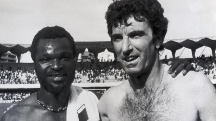 Zwei Legenden in ihrem Land: Roger Milla und Dino Zoff beim Trikottausch nach dem WM-Match 1982. © ANSA