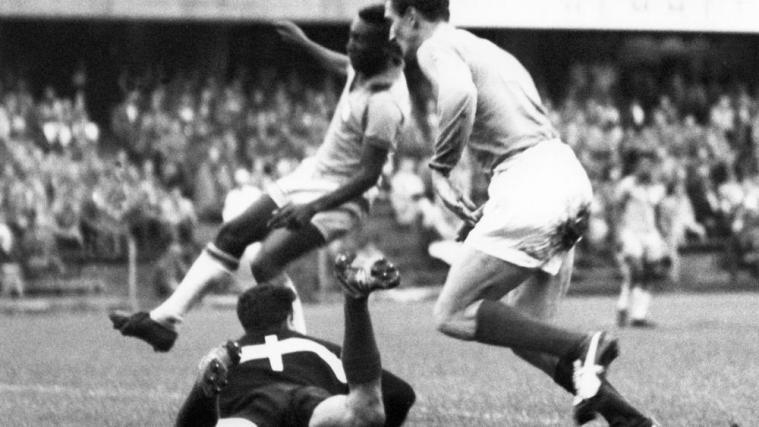 Pelé luchst dem französischen Torhüter Claude Abbes den Ball ab und erzielt eines seiner drei Tore. © PRESSENS BILD / -