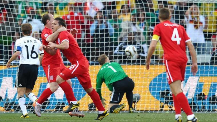 Frank Lampard dreht ab für den Torjubel, aber der Schiedsrchter gibt den Treffer zum vermeintlichen 2:2 nicht. © AFP / PAUL ELLIS