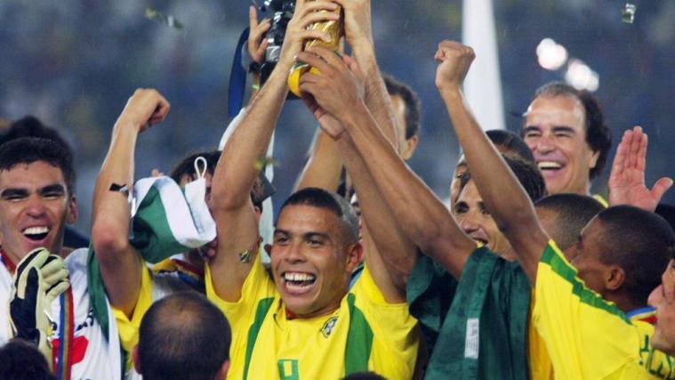 Ronaldo jubelt über den 5. WM-Triumph Brasiliens. © AFP / ANTONIO SCORZA