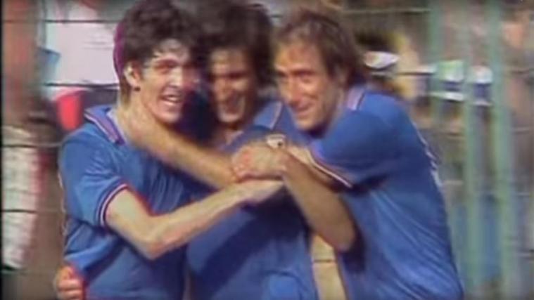 Paolo Rossi (v.l.) hat soeben das 3:2 erzielt; Gaetano Scirea und Francesco Graziani gratulieren. © Screenshot YouTube