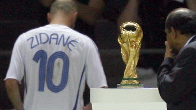 Ein Bild mit Symbolkraft: Am Weltpokal vorbei verlässt Zinedine Zidane nach der Roten Karte den Platz. © APA