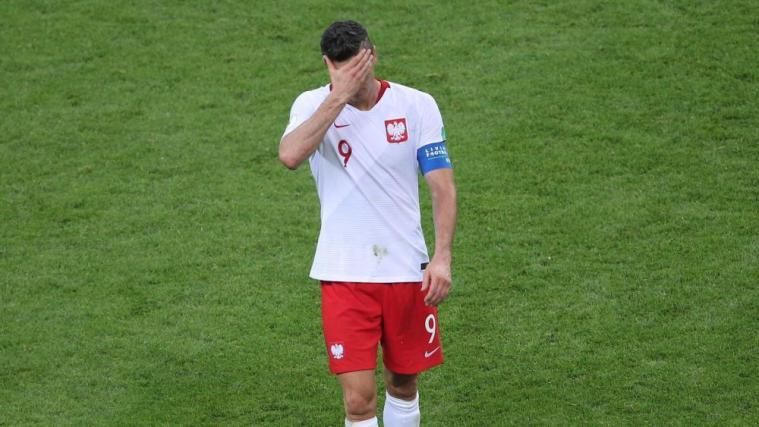 Mit gesenktem Haupt verließ Robert Lewandowski den Platz. © APA/afp / ROMAN KRUCHININ