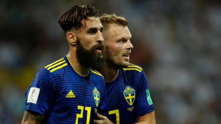 Durmaz (links) wird nach seinem Foul von Teamkollege Larsson getröstet. © APA/afp / ODD ANDERSEN