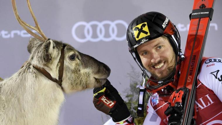 Slalomsieger Hirscher und sein Rentier „Mr. Snow“ © APA/afp / MARKKU ULANDER