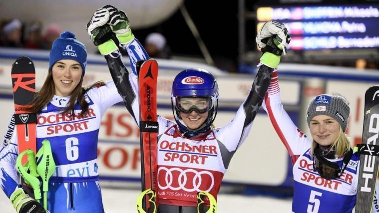 Das Podium von Levi mit Vlhova, Shiffrin und Schild © APA/afp / MARKKU ULANDER