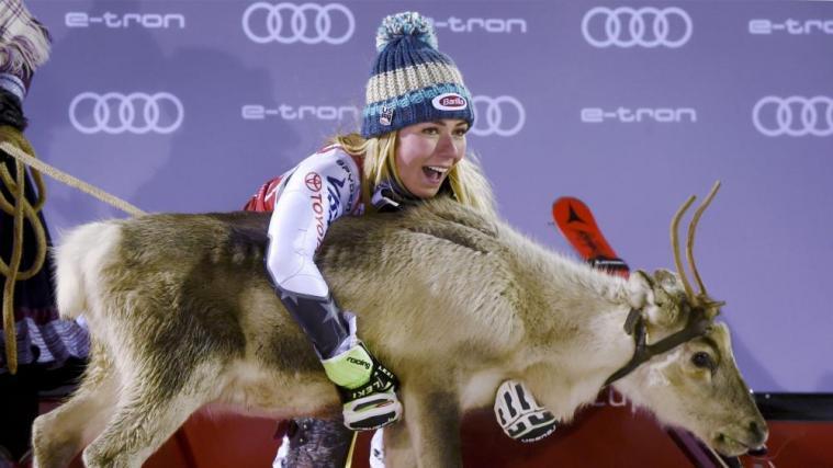 Levi-Siegerin Shiffrin mit ihrer Prämie „Mr. Gru“ © APA/afp / MARKKU ULANDER
