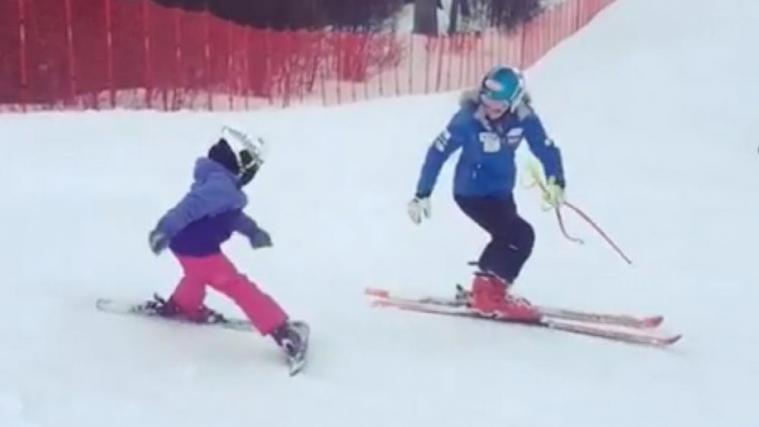 Mikaela Shiffrin in der Rolle der Spontan-Skilehrerin.