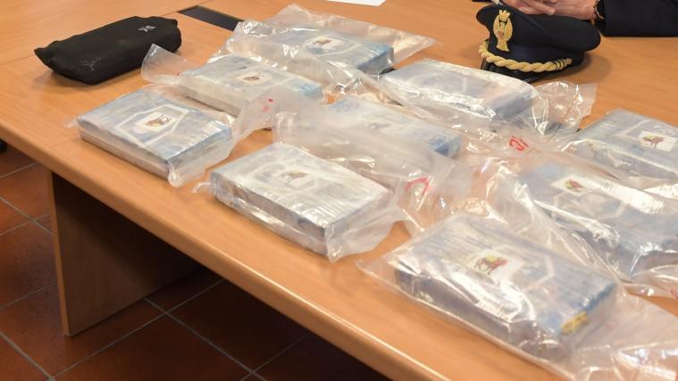 12 Kilogramm Kokain wurden beschlagnahmt. Links im Bild Die Socke, die zum Verpacken eines Kokain-Packets verwendet wurde. Die 2. Socke befand sich in einem 2. Auto und überführte die Komplizen des Drogenkuriers.