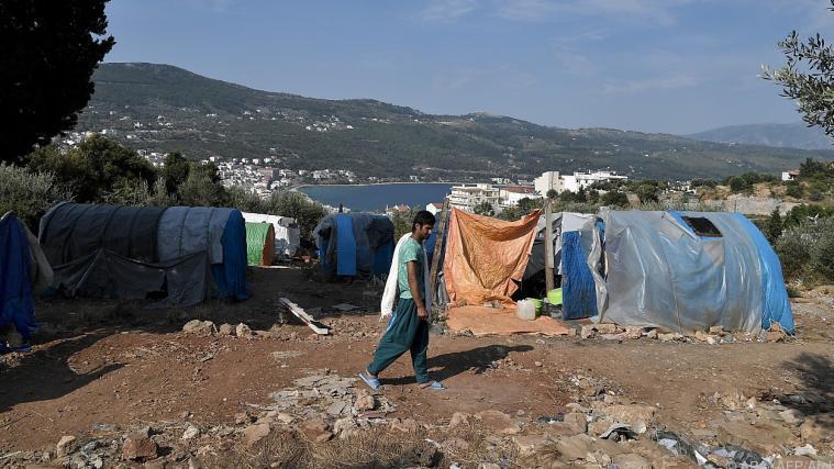 5.700 Migranten harren im Registrierlager von Vathy aus.