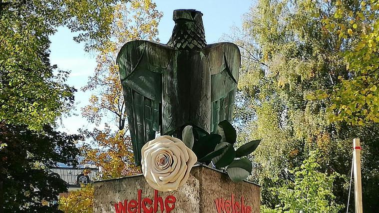 Am Freitag wurde das „Ehrenmal“ vor dem Hauptgebäude enthüllt.