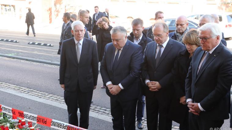 Auch der deutsche Bundespräsident Frank-Walter Steinmeier (rechts) gedachte der Opfer des Anschlages von Halle am Tatort bei einer Döner-Imbiss.