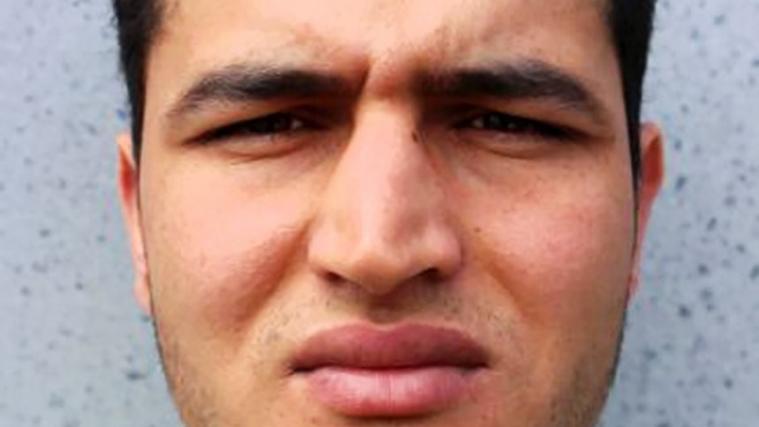Auf dem Video, das dem Bundesnachrichtendienst (BND) erst nach dem Terroranschlag in Berlin zugegangen sein soll, ist nach Auskunft von Bundestagsabgeordneten zu sehen, wie Anis Amri (im Bild) eine Schusswaffe in der Hand hält und eine „Kopf-ab-Geste“ macht.