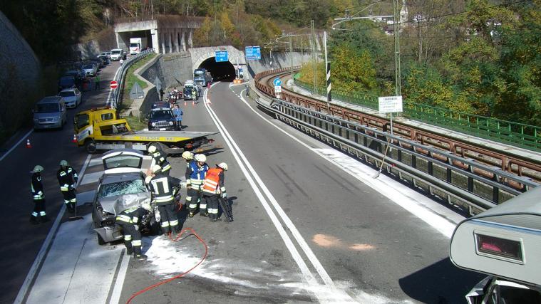 Auf der Pustertaler Staatsstraße kam es zu einem Fontalzusammenstoß zwischen einem Pkw und einem Camper.