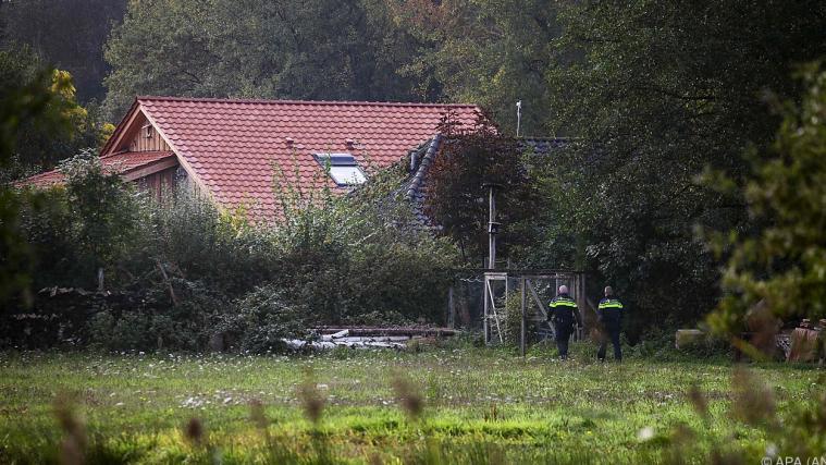 Auf diesem Hof sollen neun Menschen festgehalten worden sein.