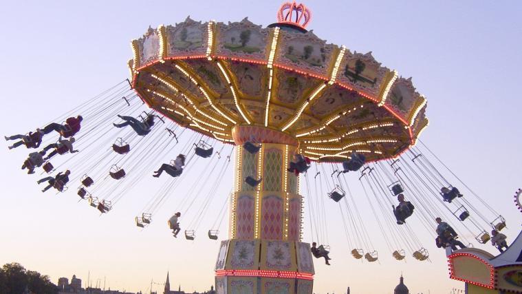 Auf einem großen Jahrmarkt in Zentralfrankreich ereignete sich am Montagabend ein tödlicher Unfall mit einem Kettenkarussell (Symbolbild).