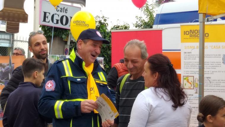 Auf Plätzen informieren eigens ausgebildete Freiwillige im Rahmen des italienweiten Projektes "Io non rischio" über den Zivilschutz; im Bild am Sonntag, dem 6. Oktober, beim Markt in St. Jakob/Leifers.