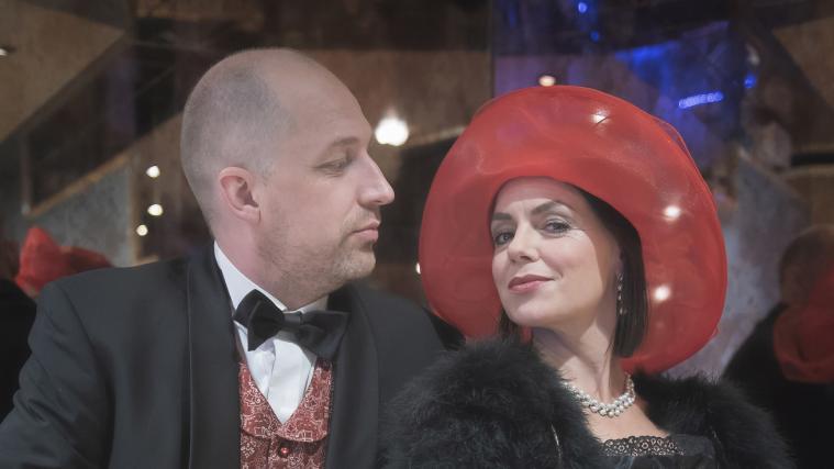 Baron und Baronin Quirein in Paris: In den Hauptrollen sind u. a. Michael Feichter und Marieke Volgger zu erleben.