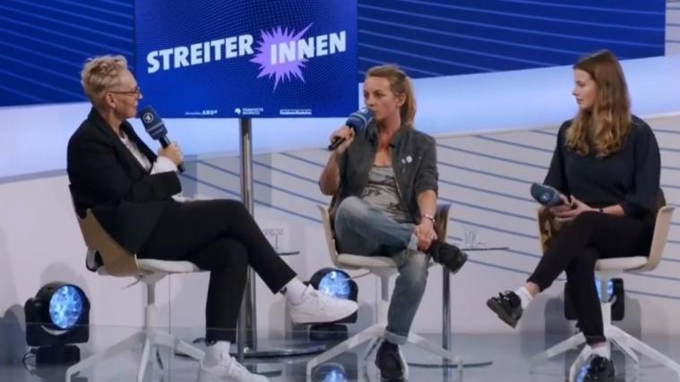 Bei einem Gespräch auf der Frankfurter Buchmesse prangerte Pia Klemp (Mitte) die Menschenrechtsverletzungen an.
