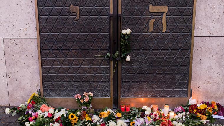 Beileidsbekundungen vor der Hauptsynagoge in München.