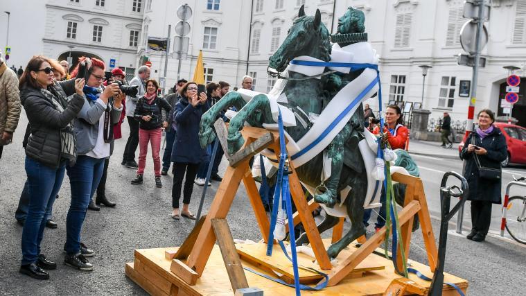 Bevor er wieder auf seinen Statuensockel in Innsbruck gehievt wurde, war Erzherzog Leopold auf seinem Pferd ein beliebtes Fotomotiv.