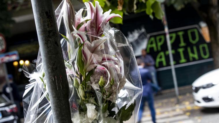 Blumen am Tatort in der Via Teodoro Mommsen in Rom erinnern an den tödlichen Überfall vom Mittwochabend.