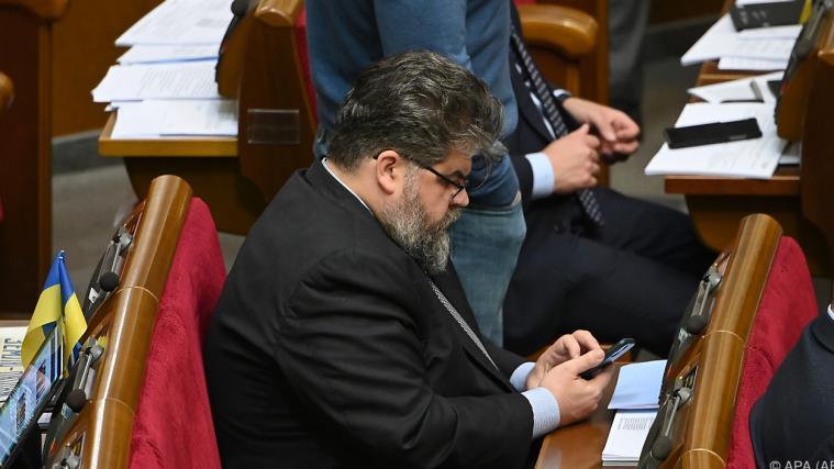 Bogdan Jaremenko am Smartphone im ukrainischen Parlament.