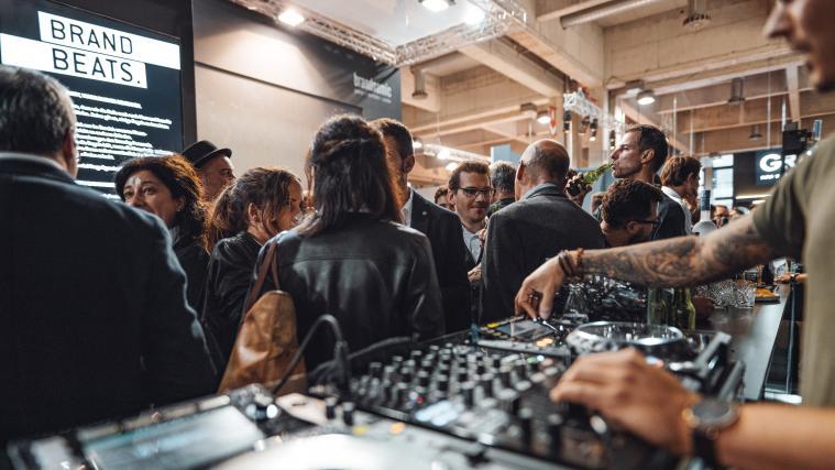 Brandnamic. Am Mittwoch, 16. Oktober war es so weit: Auf der Hotel 2019 stieg die legendäre BrandBeats Party von Brandnamic.