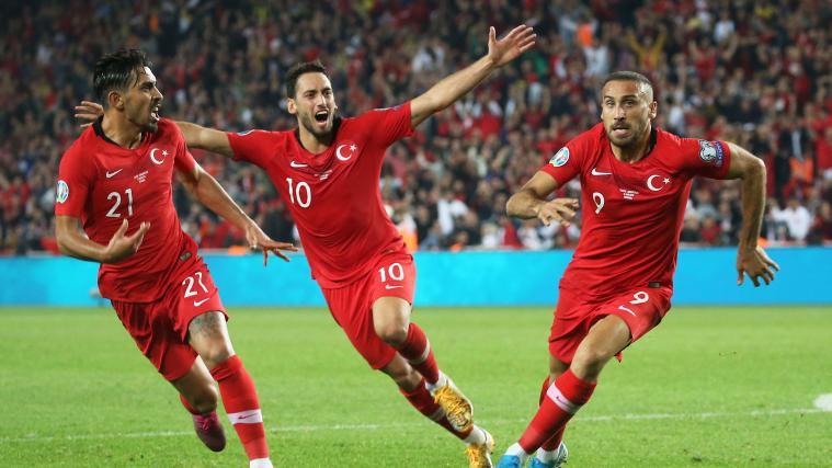 Cenk Tosun (rechts) sorgt mit seinem Salut-Jubel für viel Furore.