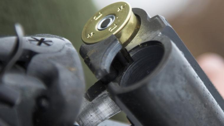 D Mit einem Schrotgewehr wurde der Mann verletzt.