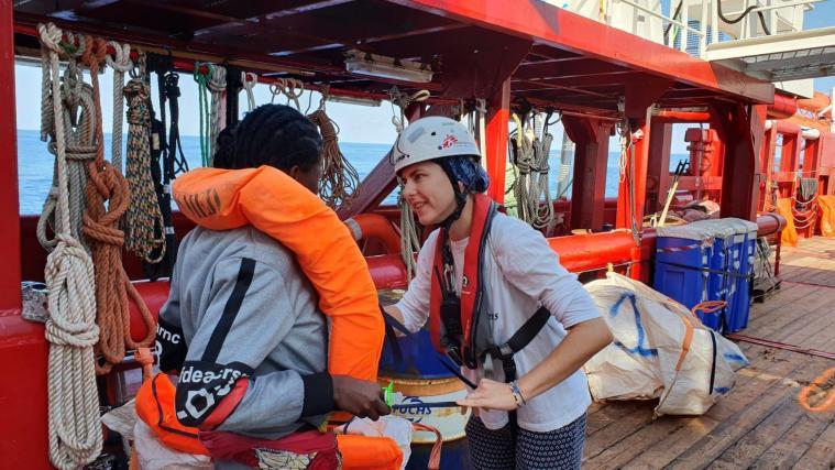 Das Rettungsschiff „Ocean Viking“ hat am Freitag 104 Menschen in Sicherheit gebracht.