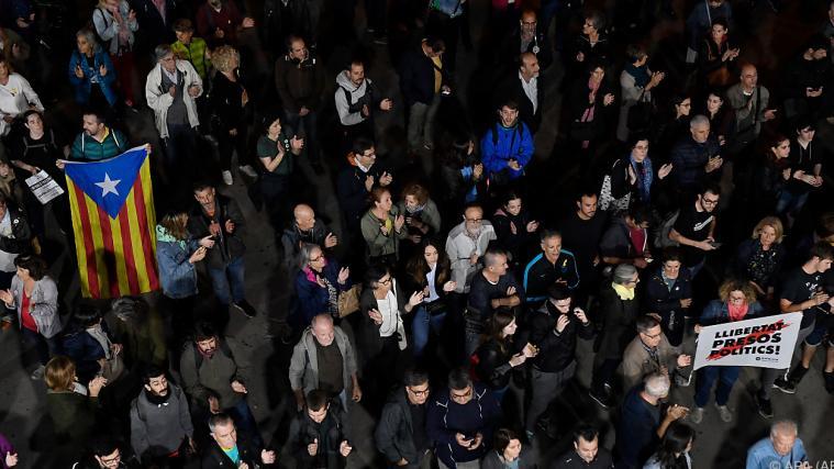 Demonstranten protestierten vor dem Hauptbahnhof.