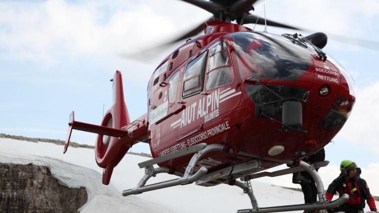 Der Aiut Alpin Dolomites brachte den Verletzten ins Krankenhaus von Meran.
