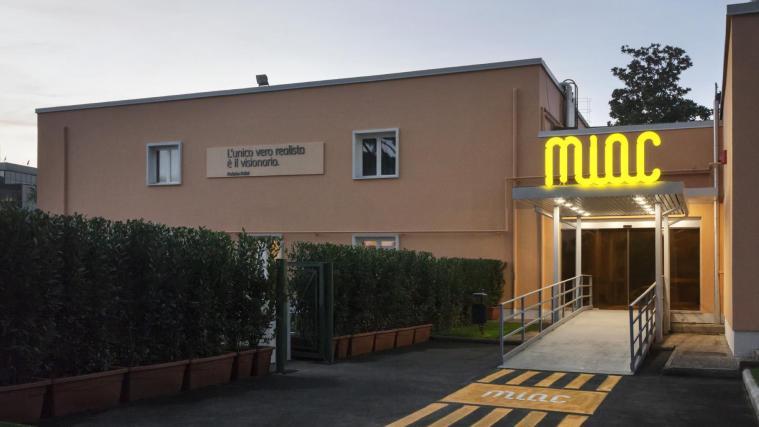 „Der einzig wahre Realist ist der Visionär“, dieses Zitat von Federico Fellini ziert die Fassade des neuen Museums für Audiovisuelles und Kino in Rom.