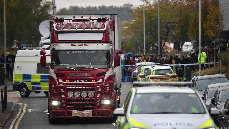 Der Lkw wird von der Polizei weggefahren.