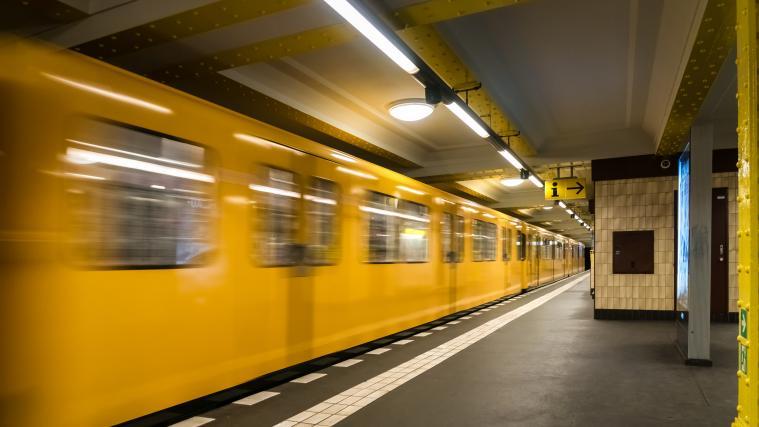 Der Mann, der vor eine U-Bahn in Berlin gestoßen und getötet wurde, soll einen Rollstuhlfahrer beschützt haben.