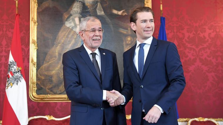 Der österreichische Bundespräsident Alexander Van der Bellen (links) hat ÖVP-Chef Sebastian Kurz mit der Regierungsbildung beauftragt.