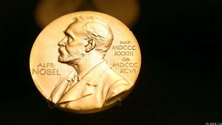 Der Preis wird am 10. Dezember, am Todestag Nobels, verliehen.
