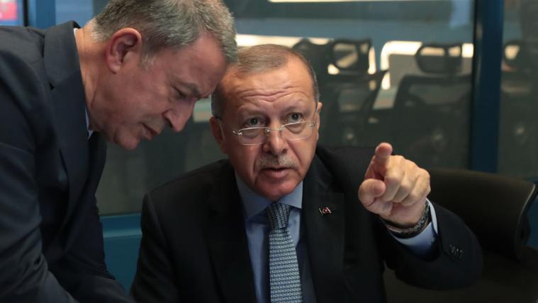 Der türkische Präsident Recep Tayyip Erdogan (hier mit Verteidigungsminister Akar) will die Offensive in Nordsyrien fortsetzen.