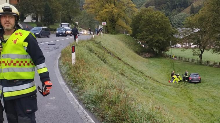 Der Unfallwagen landete in einer Wiese unterhalb der Passeirer Straße.
