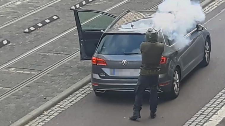 Die Aufnahmen zeigen den mutmaßlichen Täter.