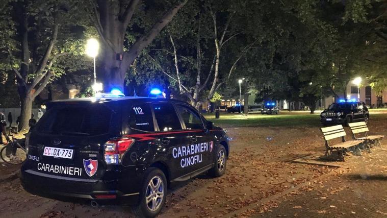 Die Carabinieri ertappten 2 Drogendealer und fanden mehrere Drogen im Bahnhofspark.