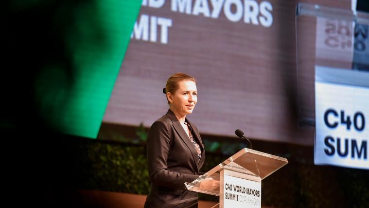 Die dänische Politikerin Mette Drederifksen hält ihre Rede auf der Bürgermeisterkonferenz C40 World Mayors Summit.